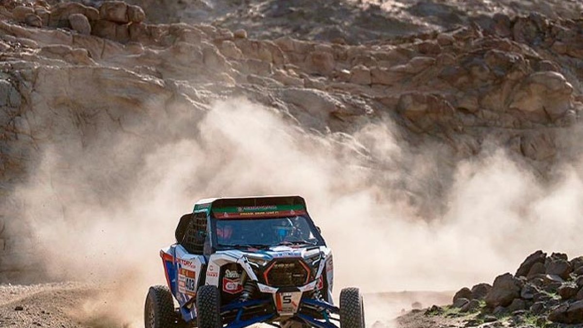 Sebastián Guayasamín y su vehículo del equipo Old Friends en el Rally Dakar 2026.