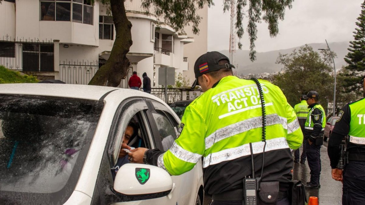 Que los vehículos porten las placas autorizadas de identificación es uno de los puntos que se revisan durante los operativos de agentes de tránsito en Ecuador.