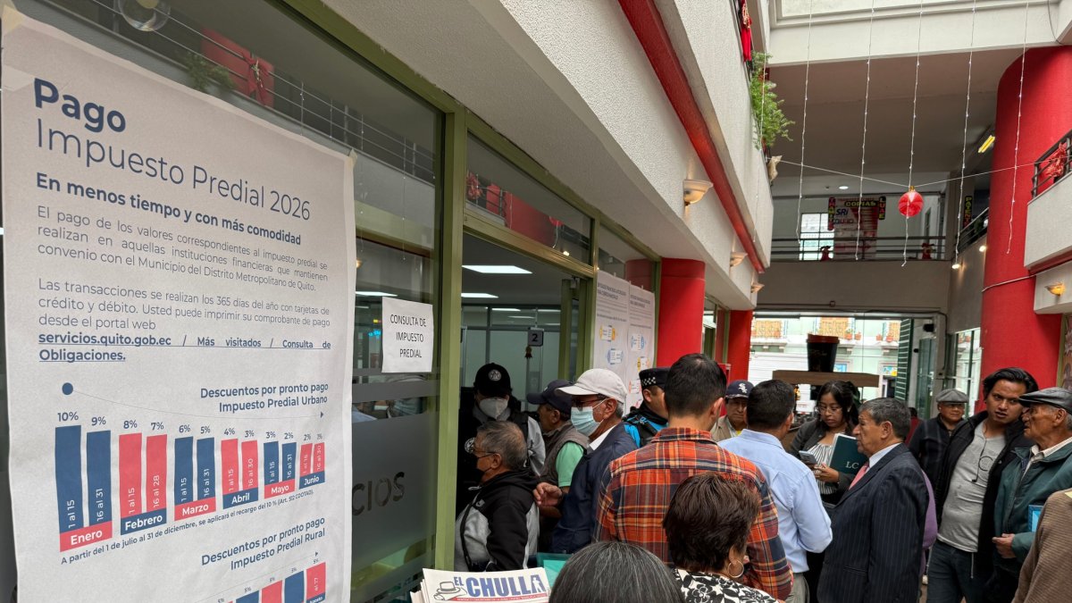 Incertidumbre. Desde temprano, quiteños forman filas para pagar y aclarar dudas sobre el impuesto predial.