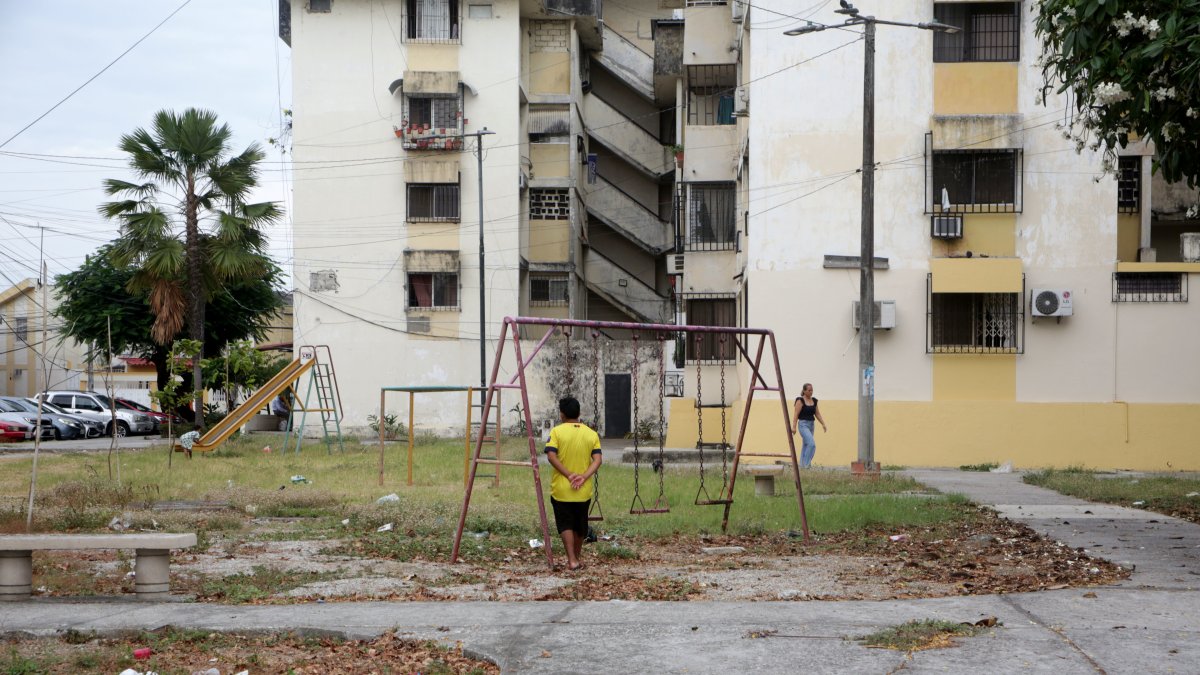 En este parque de la ciudadela La Saiba, en el sur de Guayaquil, hay juegos infantiles oxidados y vegetación seca.