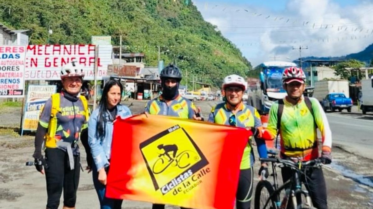 Los aventureros de Ciclistas de la Calle luego de subier al Chimborazo.