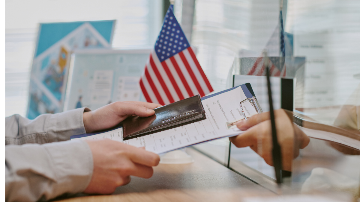 Referencial.Entrega de documentos en oficina migratoria estadounidense, en medio de nuevas restricciones para solicitantes de visa provenientes de Venezuela y Cuba.