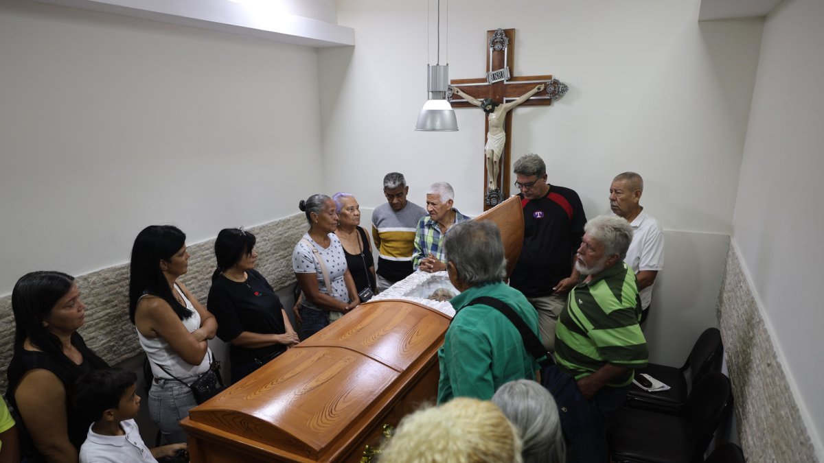 Personas asisten al velorio de Rosa Elena González este lunes 5 de enero de 2026, en Catia La Mar (Venezuela).