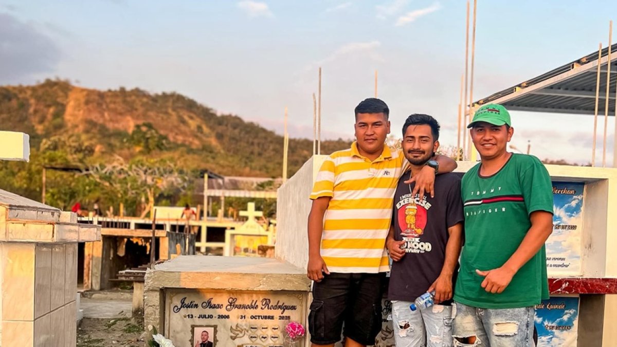 Tres de los jóvenes desaparecidos yendo a la provincia de Santa Elena.