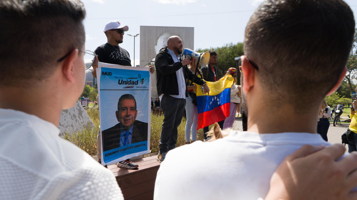 Venezolanos residentes en Quito celebran en las calles tras conocerse la captura de Nicolás Maduro, durante una manifestación 