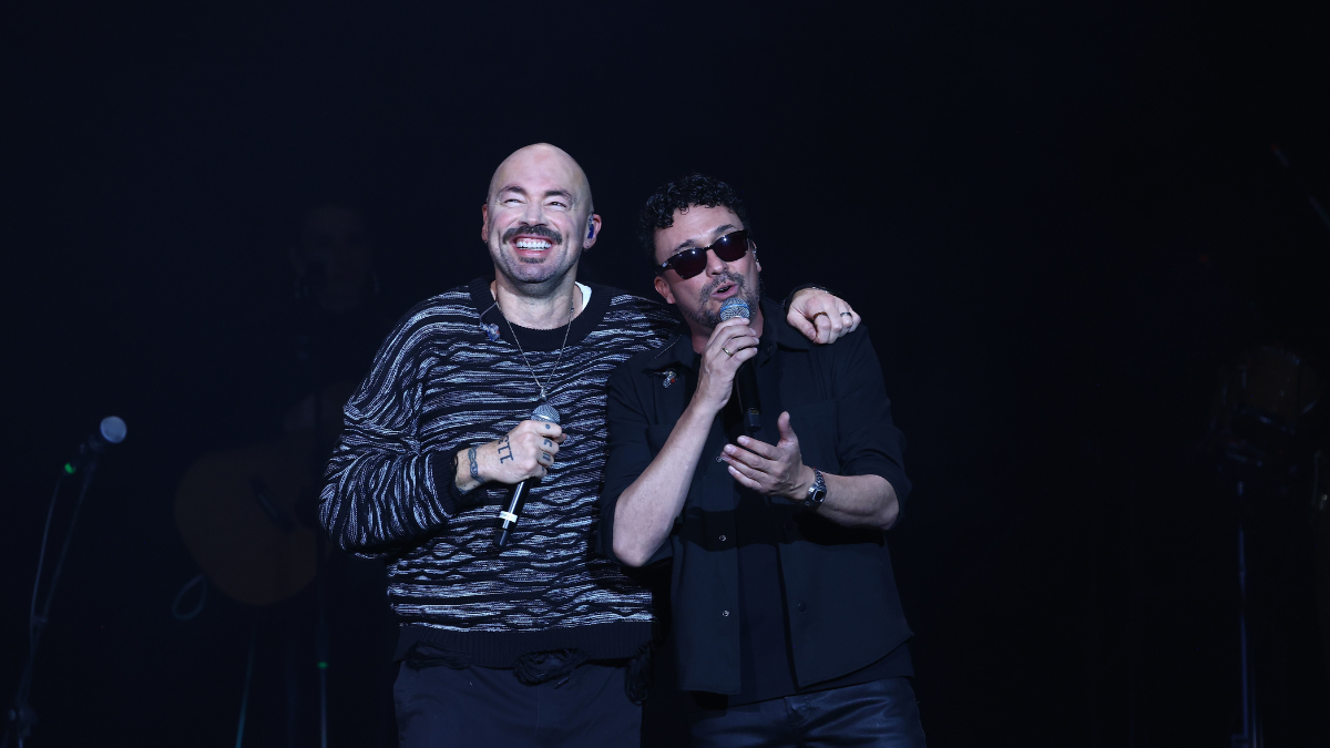 Santiago Cruz estuvo en Quito, Ecuador, en 2024. En la foto, junto a Andrés Cepeda.