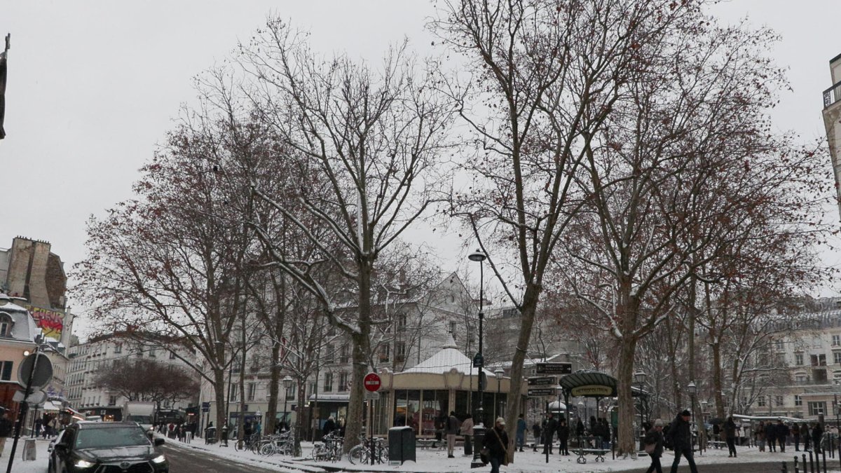 París amanece este miércoles, 7 de enero de 2026, cubierta de nieve.