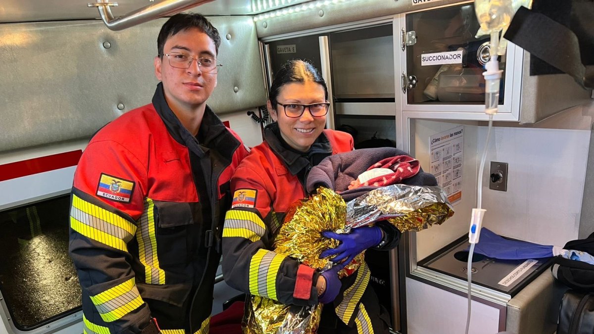 Personal del Cuerpo de Bomberos de Quito brindó atención prehospitalaria a una madre y su bebé recién nacida en Solanda.