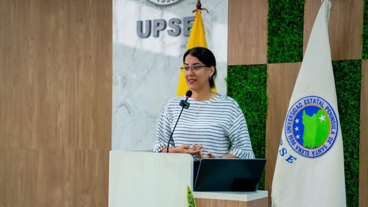 La ministra de Educación, Gilda Alcívar, calificó como “gravísimo” el hallazgo de raciones escolares abandonadas en Ventanas.