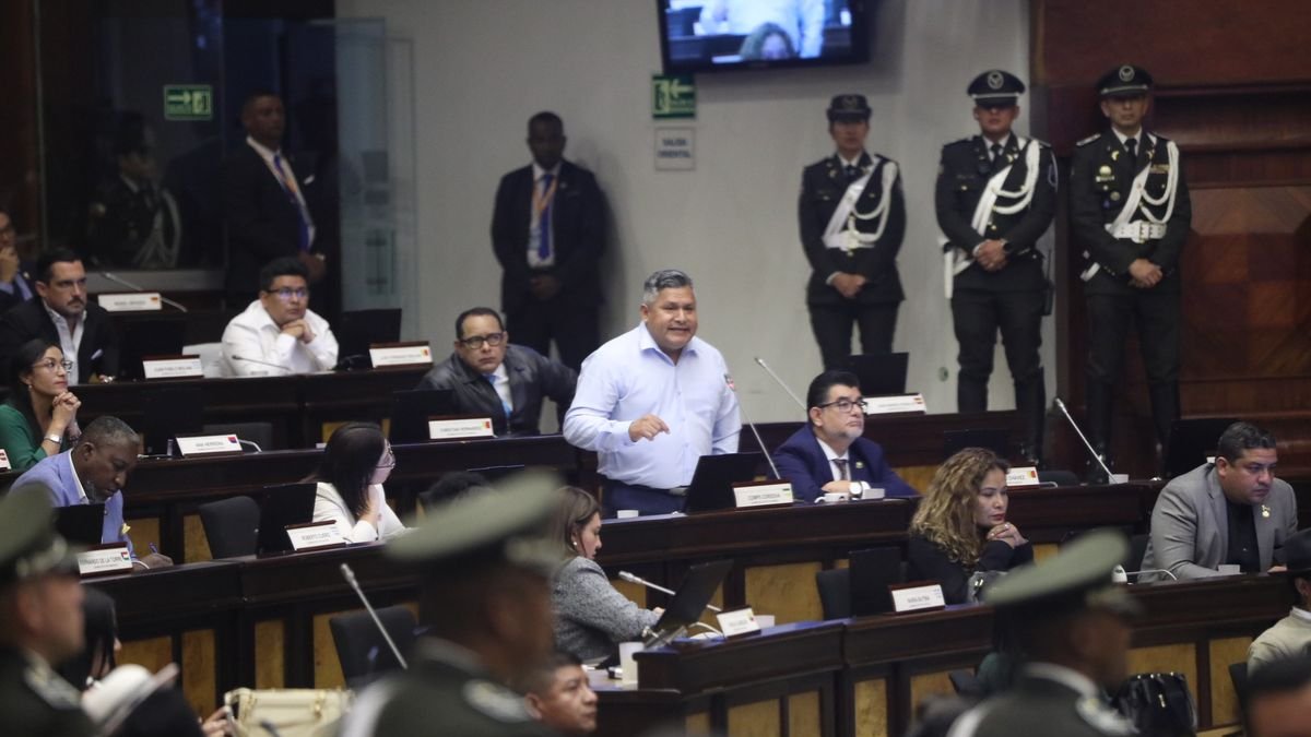 El asambleísta correísta Comps Córdova presentó una queja contra el oficialista Andrés Castillo, por sus expresiones en el Pleno.