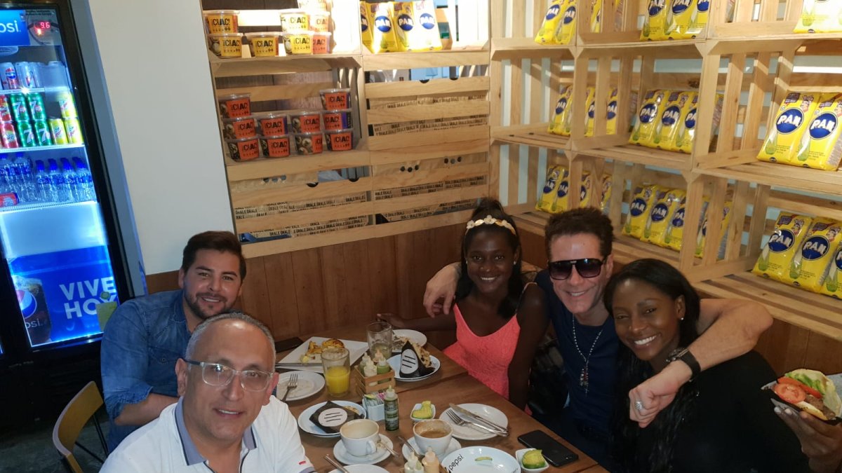 Marco Tapia con Fernando Carrillo y un grupo de amigos en México.