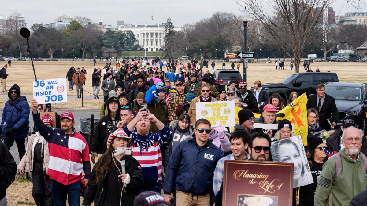 Indultados por los disturbios y sus simpatizantes se congregan en la explanada, frente a la Casa Blanca, en Washington, el 6 de enero de 2026.