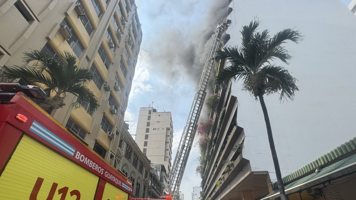 Incendio en edificio del centro de Guayaquil moviliza siete unidades de Bomberos.