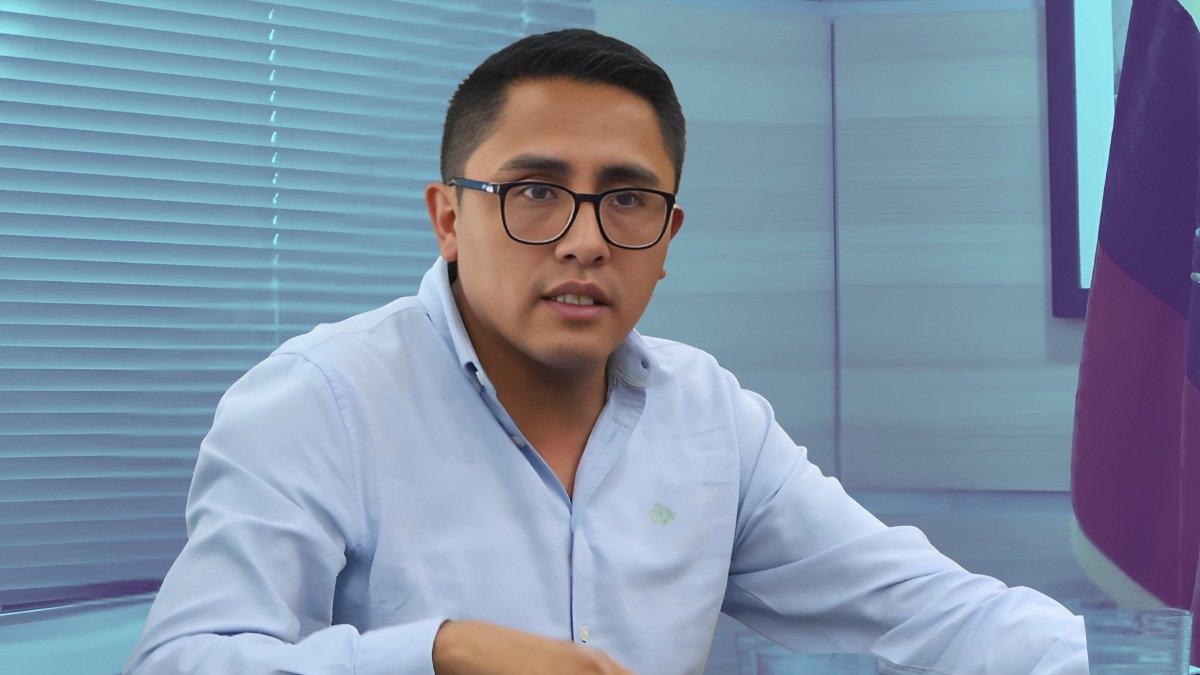 Andrés Quishpe, presidente de la UNE, durante un pronunciamiento público sobre la situación del magisterio fiscal.