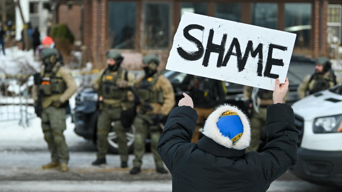 Agentes de la Policía de Minneapolis en la escena donde una mujer fue disparada y asesinada por un agente de Inmigración y Aduanas (ICE) en Minnesota, EE. UU.