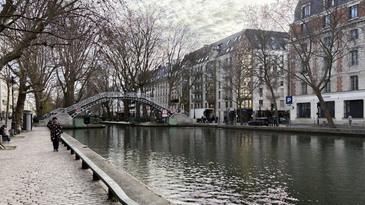 Vista del canal San Martín, en París, con la pasarela Jane Birkin al fondo, que es la más antigua del canal y que recibió este nombre el sábado 13 de diciembre de 2025.
