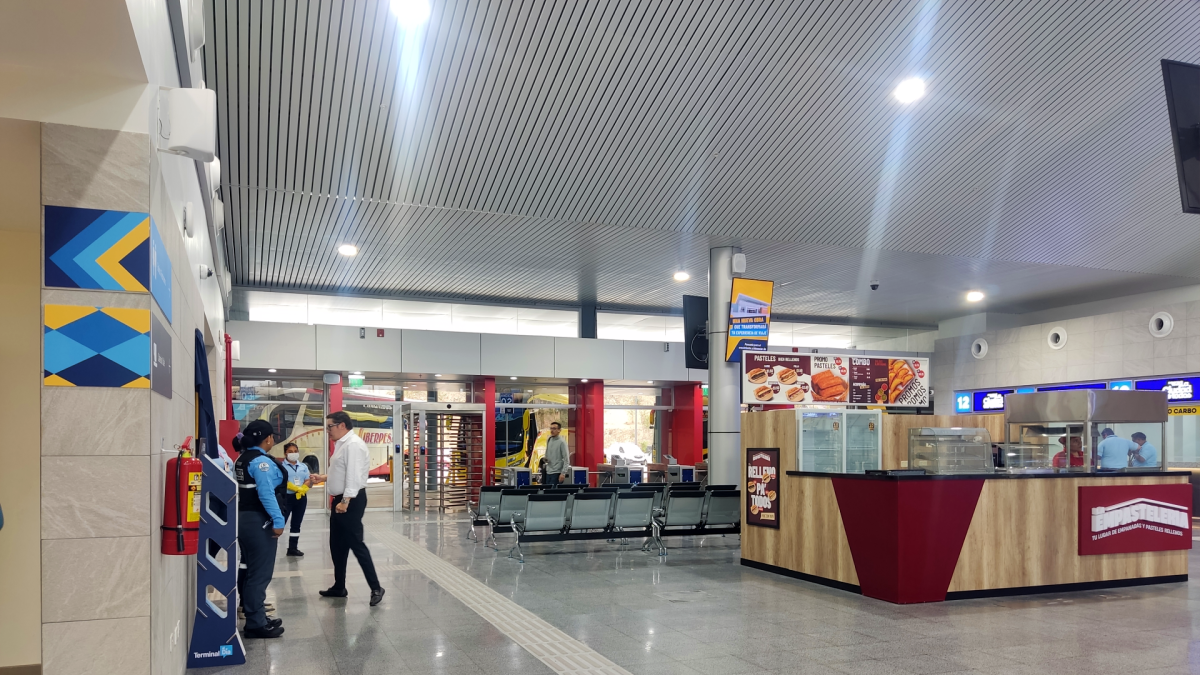 La terminal terrestre de vía a la costa tendrá puntos de venta de alimentos, sala de espera, baños, entre otros servicios para los pasajeros.