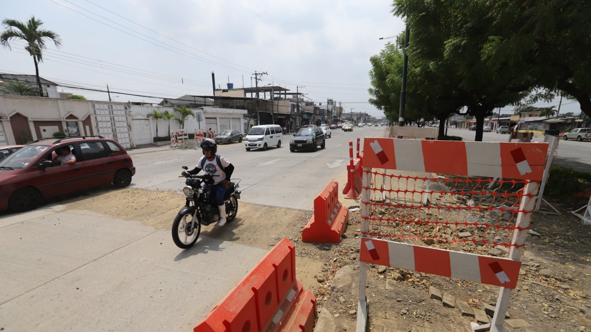 En este punto han ocurrido siniestros viales de motociclistas, según denunciaron moradores. La obra se extiende por Samanes 1, en el norte de Guayaquil.