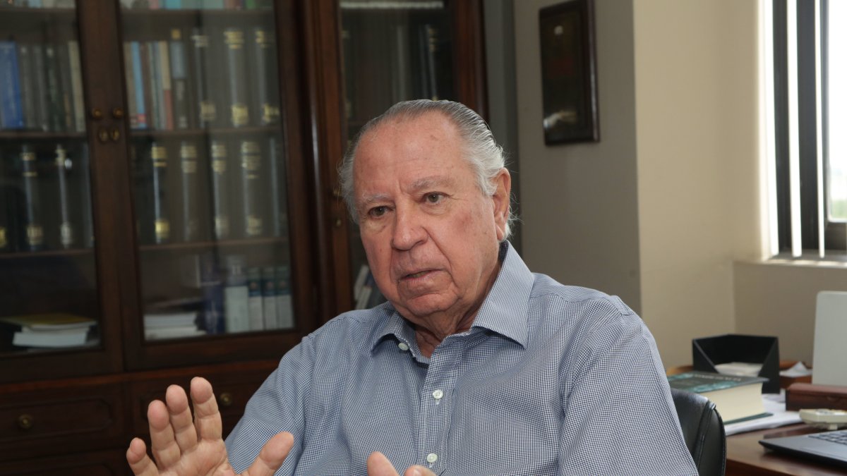 Fue superintendente de Compañías entre los años 1997 y 1998.  Es doctor en Jurisprudencia.