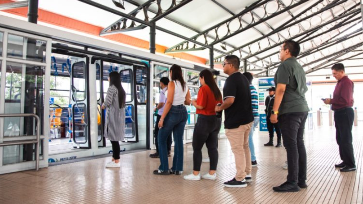 Usuarios esperan en estaciones del sistema de transporte masivo, mientras el Municipio analiza la posible Troncal 5