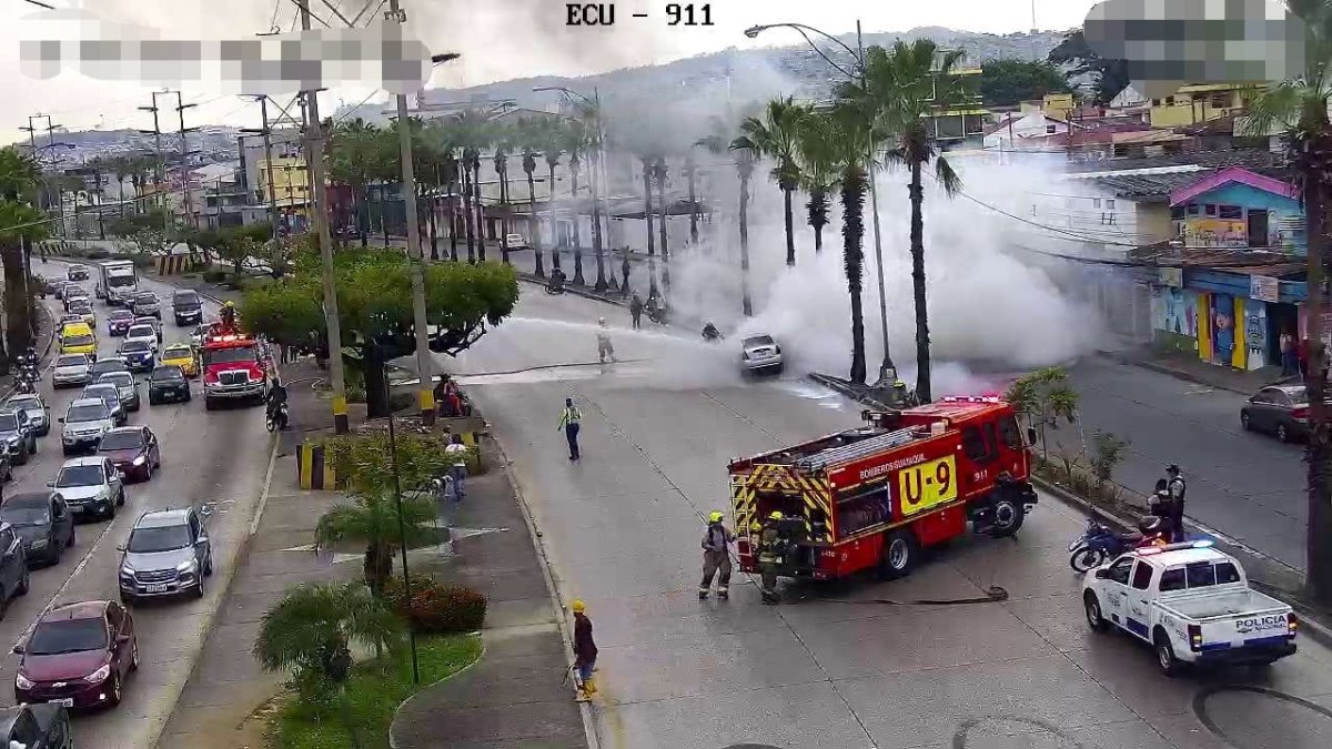 Un vehículo se incendió en la avenida Francisco de Orellana, en el norte de Guayaquil, la mañana de este jueves 8 de enero.