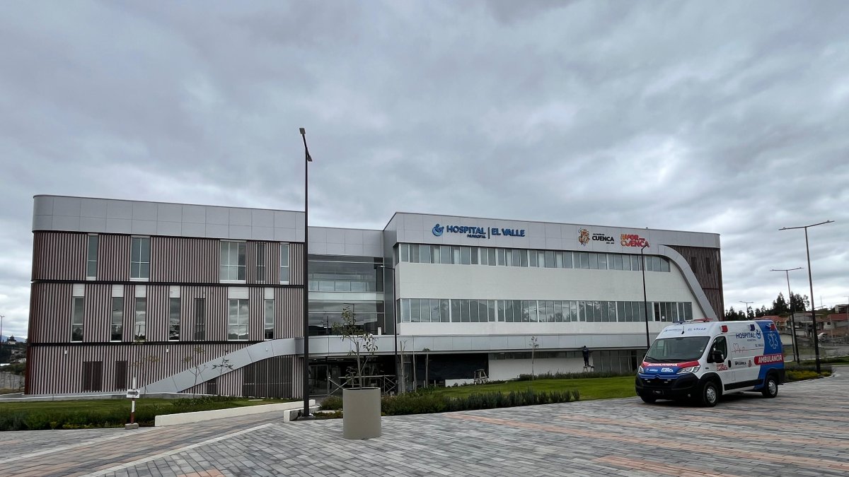 El alcalde de Cuenca, Cristian Zamora criticó un informe borrador de la Contraloría General del Estado sobre los contratos de hospitales municipales.