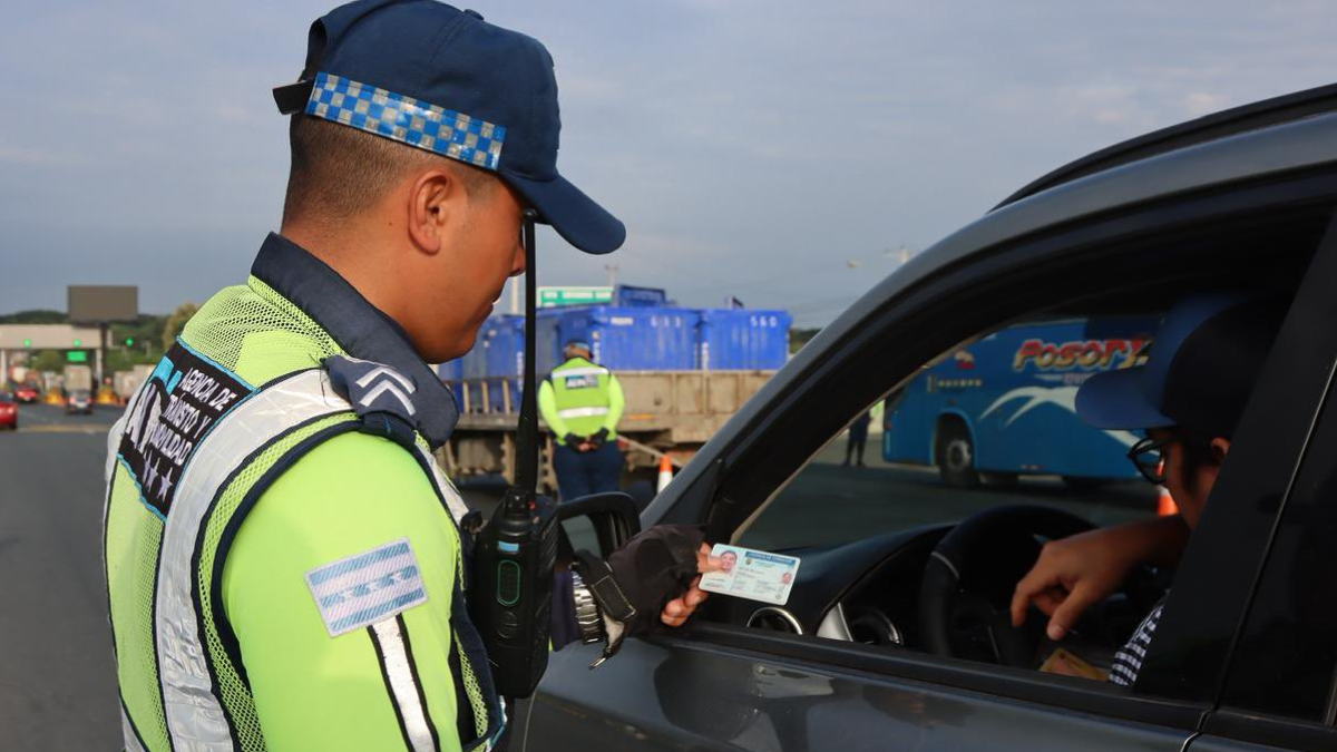 Imagen referencial en la Av. Juan Tanca Marengo, donde ya se aplican rutas alternas por obras del nuevo paso elevado.