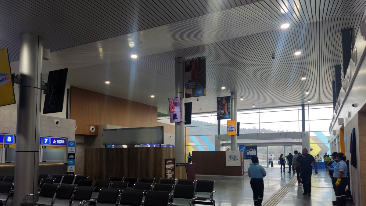 La nueva terminal terrestre Costa tiene sala de espera e islas para venta de alimentos a los pasajeros.