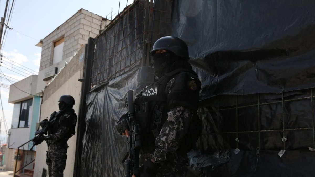 Policías custodian la escena en donde ocurrió el crimen del taxista.