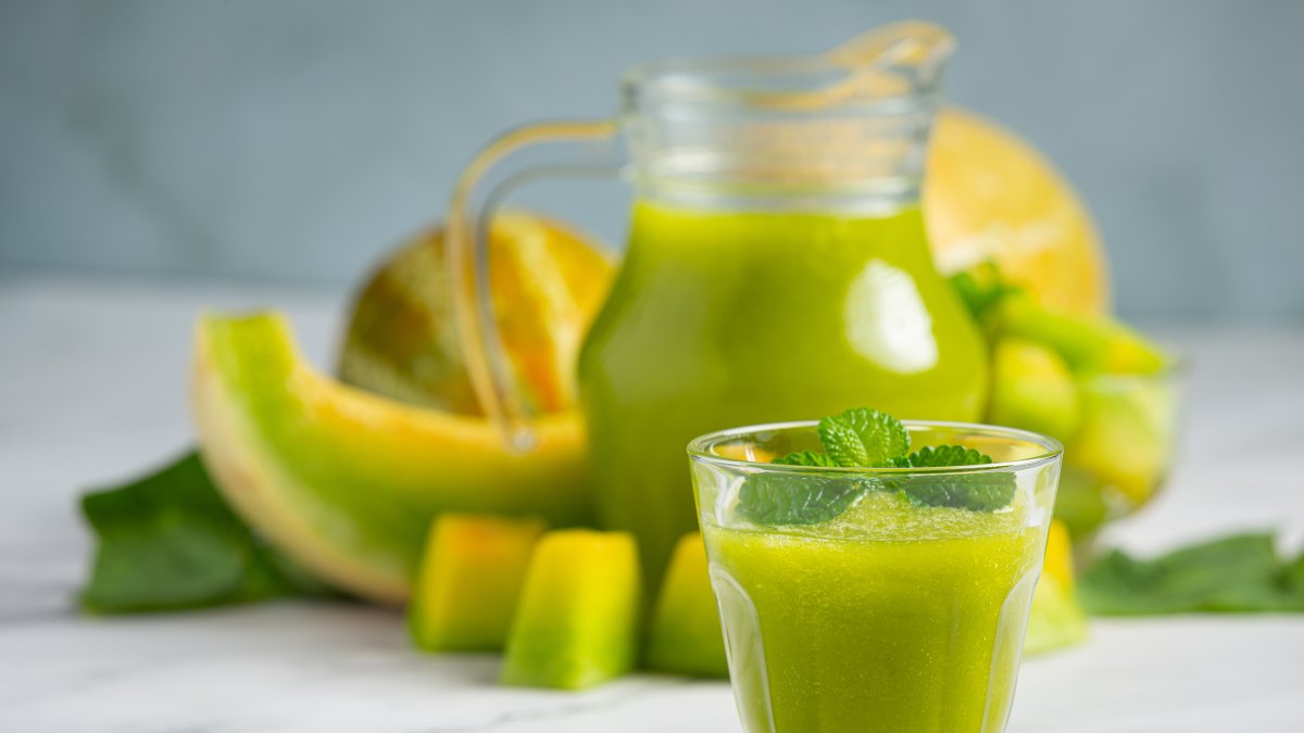 jugo de toronja, agua con limón, infusión de jengibre y cúrcuma, té verde y jugo de remolacha para el hígado