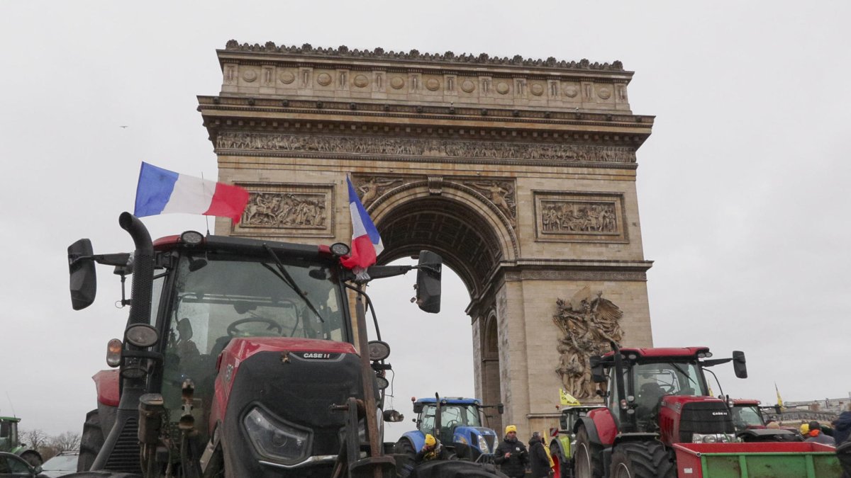 Agricultores galos protestan, junto al Arco del Triunfo de París este jueves, en contra del acuerdo de la Unión Europea con Mercosur.