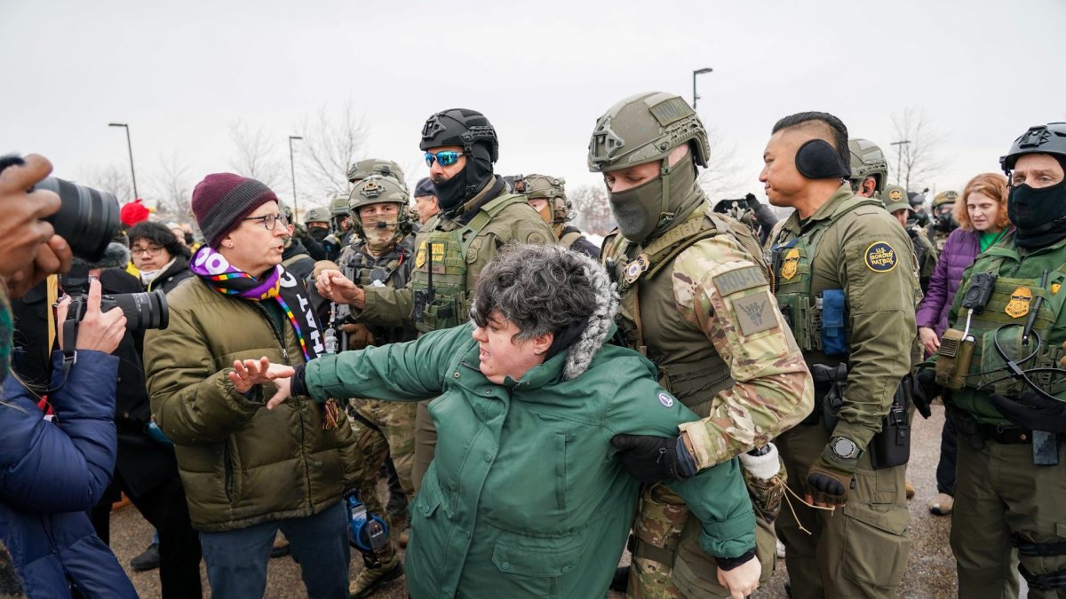 Oficiales federales repelen a manifestantes luego de que estallara un enfrentamiento afuera de un Edificio en Fort Snelling, Minnesota, EE. UU., el 8 de enero de 2026.