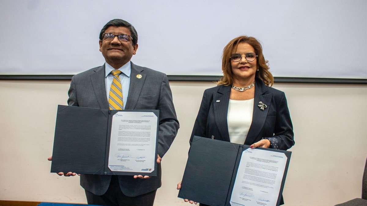 El ministro de la Producción, Luis Alberto Jaramillo, y Ana Cecilia Alvarado, gerente general de Ecuastudios, durante el acto de suscripción de un contrato de inversión en la industria audiovisual.