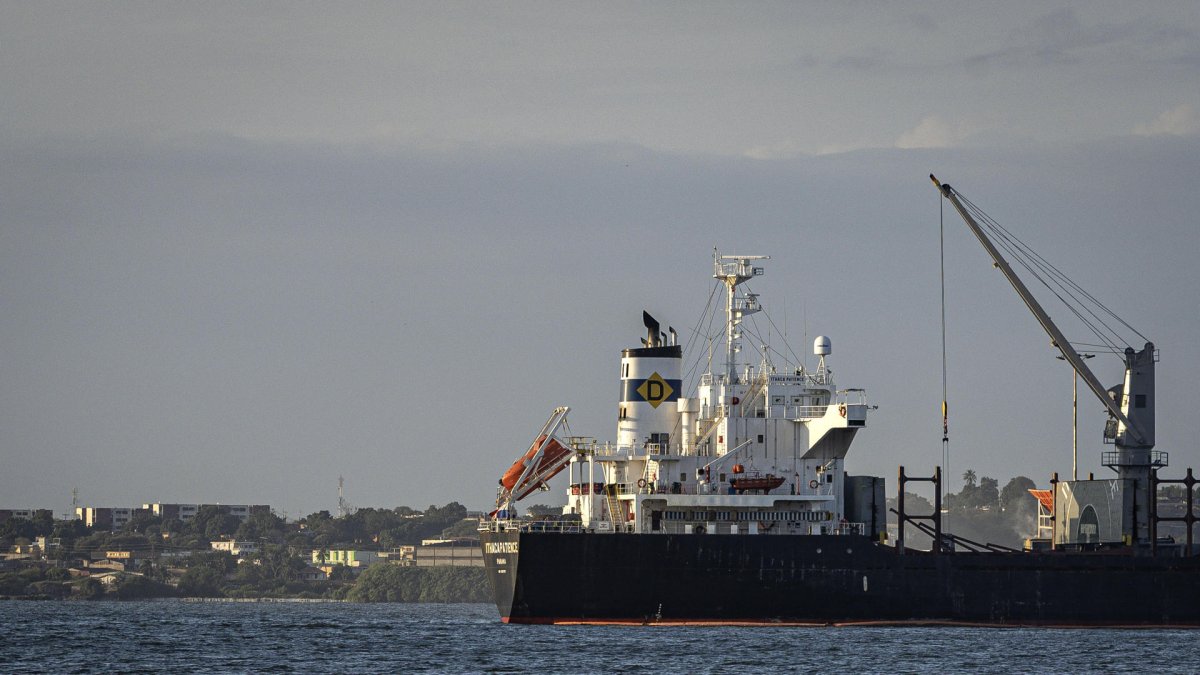 Fotografía que muestra un buque petrolero navegando en el Lago de Maracaibo este jueves, en Maracaibo (Venezuela).