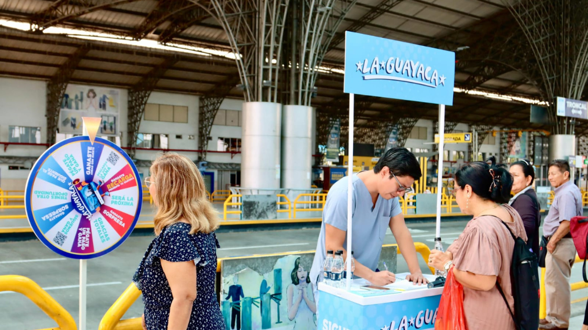 Activación de La Guayaca en la Terminal Río Daule con premios, pasajes gratis y sorteos navideños.