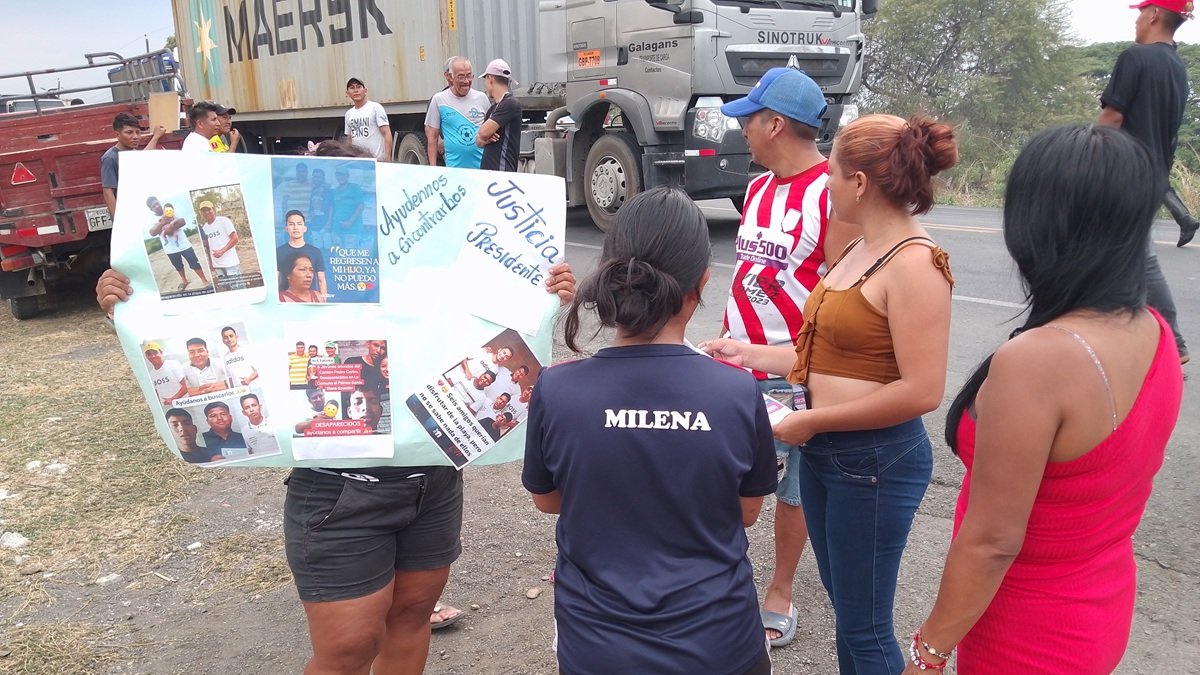 Con carteles, familiares de los jóvenes desaparecidos protestaron para exigir avances en la investigación de las autoridades sobre su paradero.