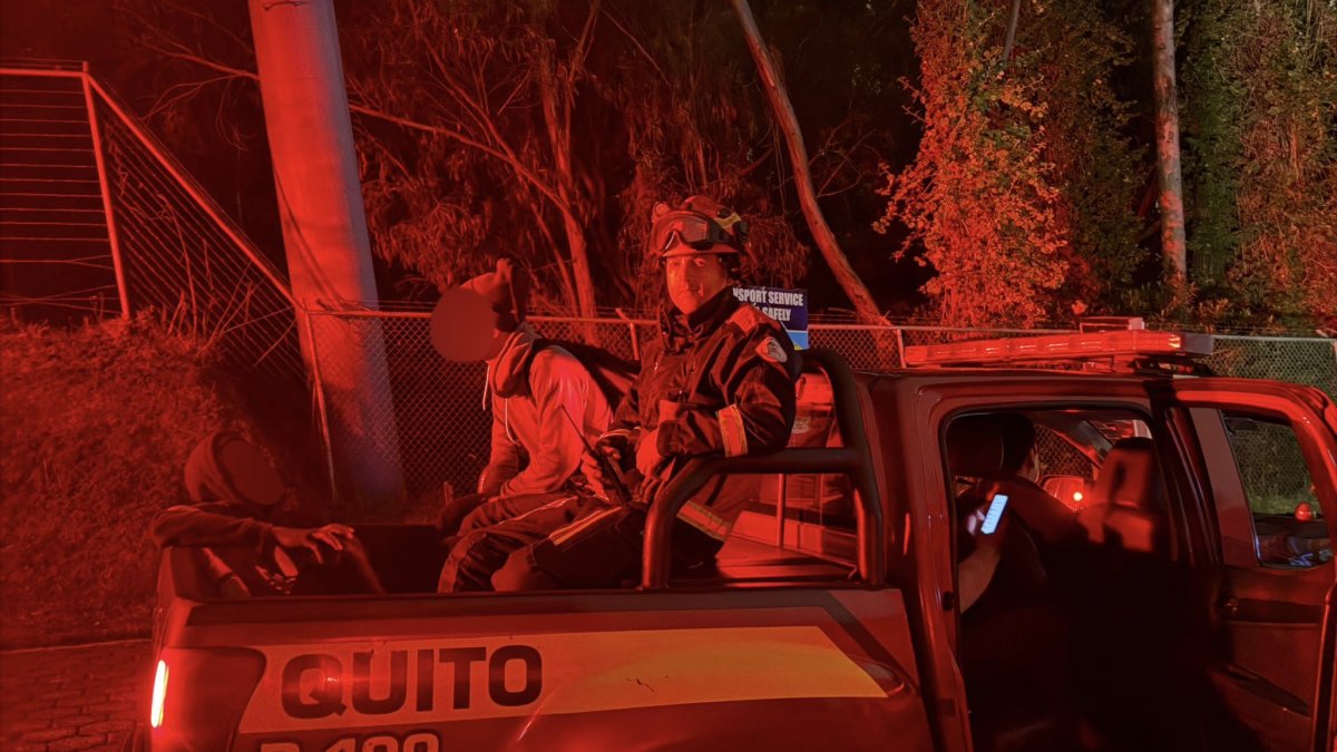 Bomberos de Quito rescataron a tres personas en la Zona de Protección Belisario, cerca del Teleférico.