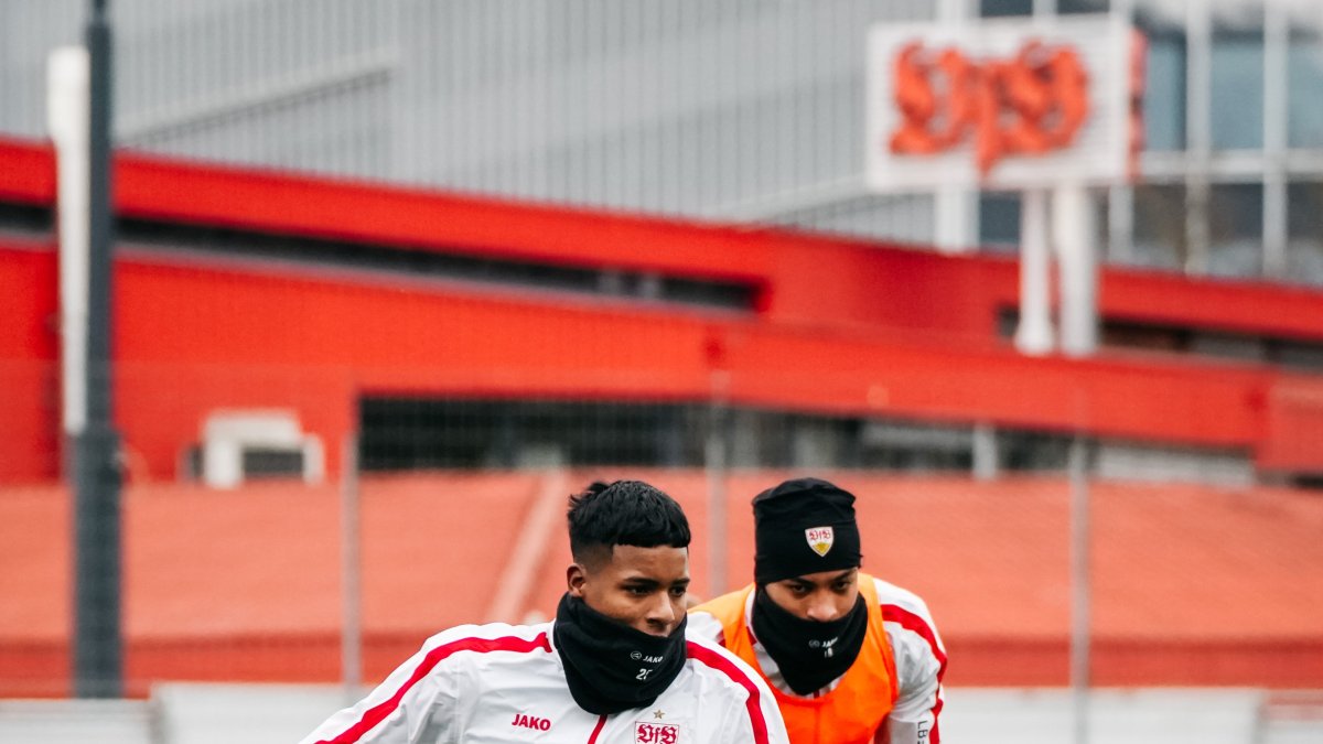 Jeremy Arévalo podría debutar en la Bundesliga con Stuttgart ante Leverkusen.