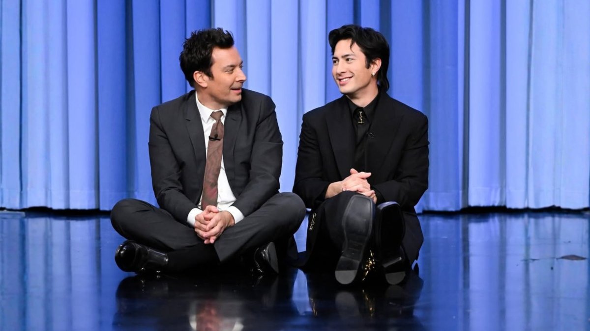 Jimmy Fallon junto a Hudson Williams.