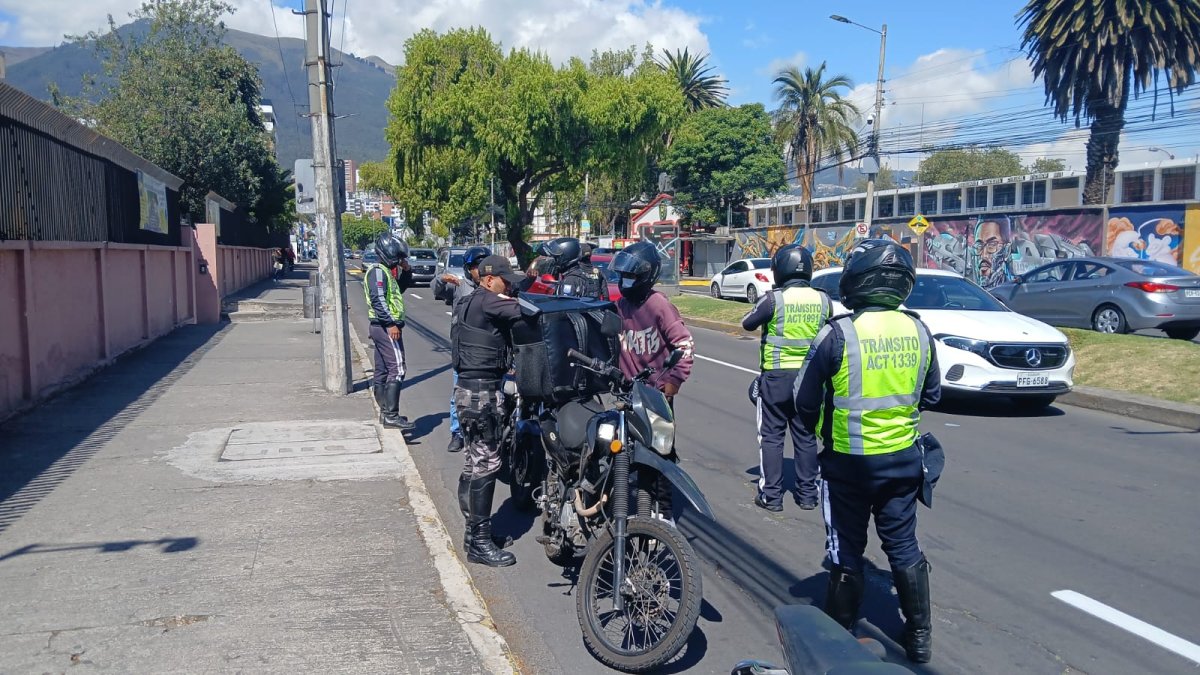 Tras el asesinato del guardia en el sector de la República de El Salvador, se realizaron operativos a motociclistas.