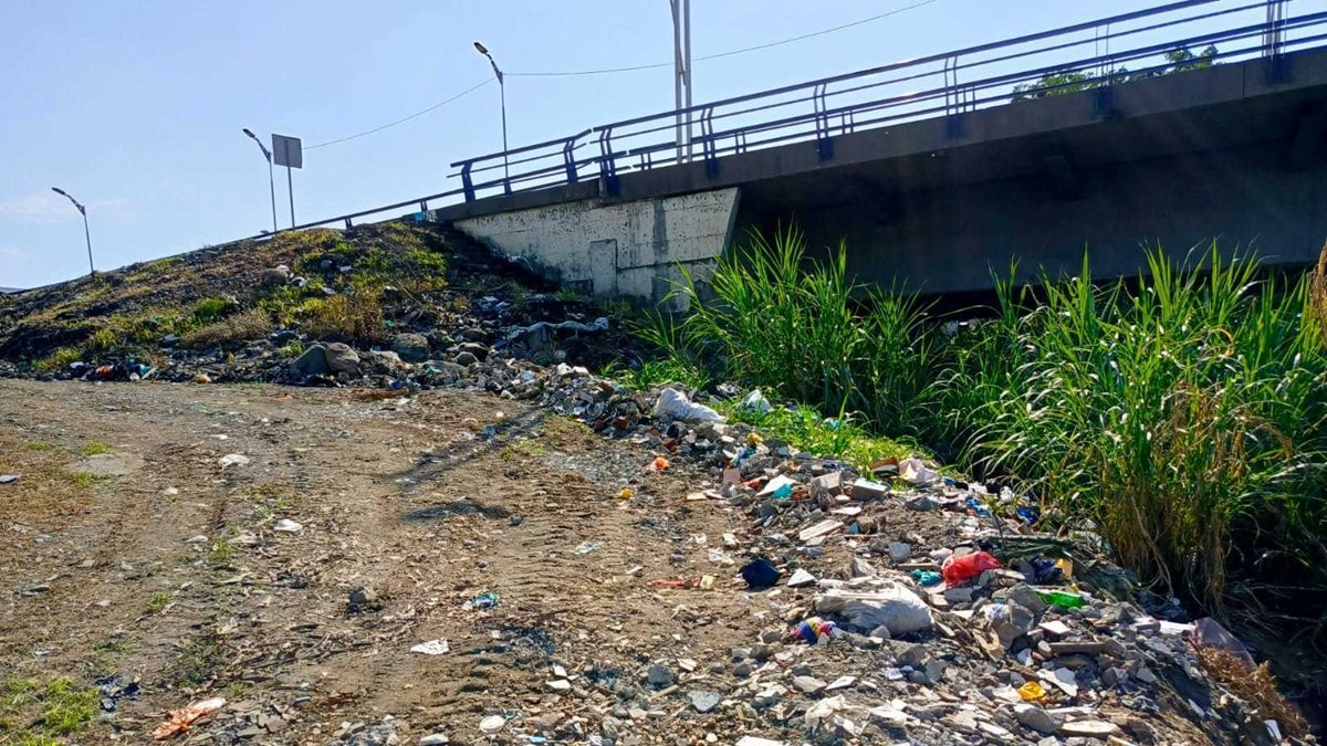 Más de 7.000 colaciones escolares fueron arrojadas junto al Puente Nuevo, en el barrio 13 de Abril del cantón Ventanas, días atrás.