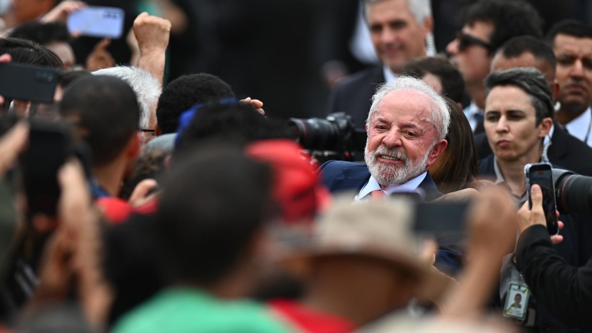 El presidente de Brasil, Luiz Inácio Lula da Silva (c), saluda este jueves, frente al Palacio del Planalto en Brasilia (Brasil).