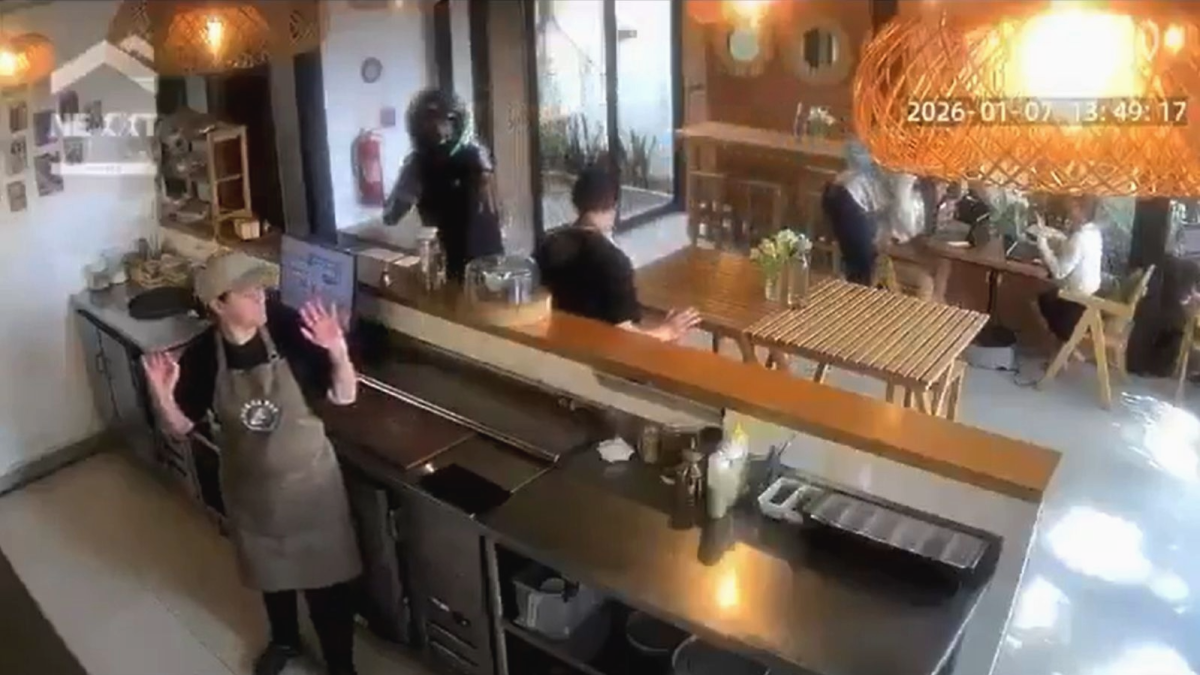 En Cumbayá, una cafetería fue asaltada por tres sujetos armados. El hecho quedó grabado en las cámaras de seguridad.