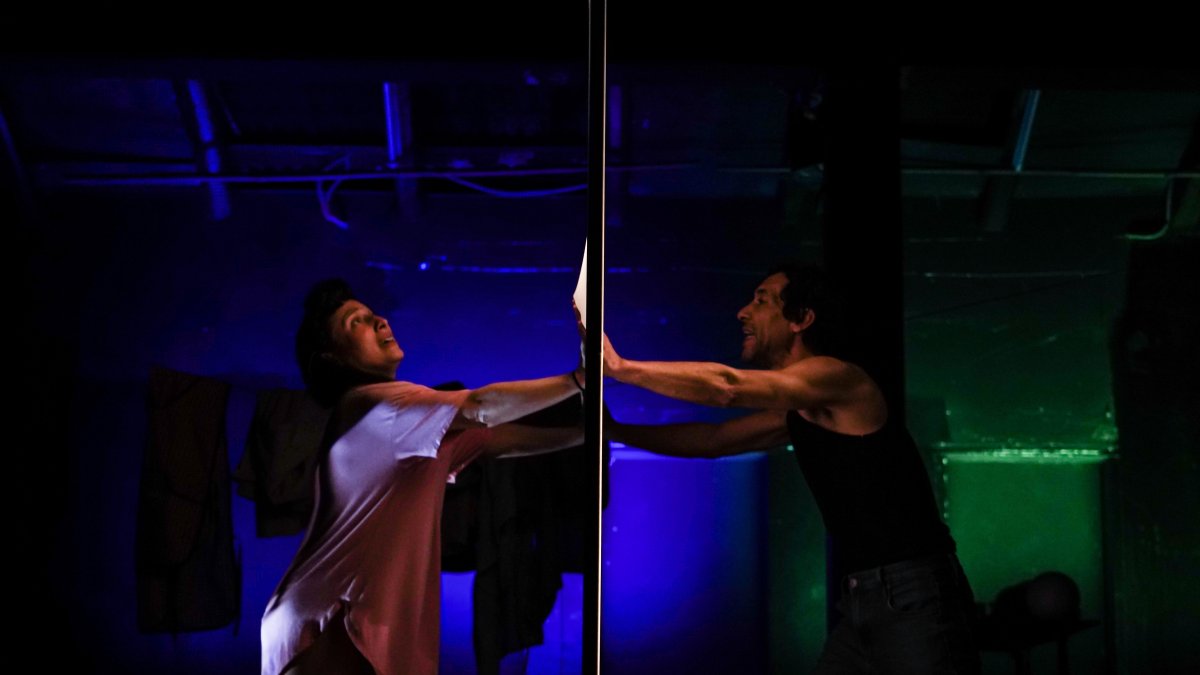 La obra se inscribe en el teatro documental y se construye a partir del archivo noticioso de la época.