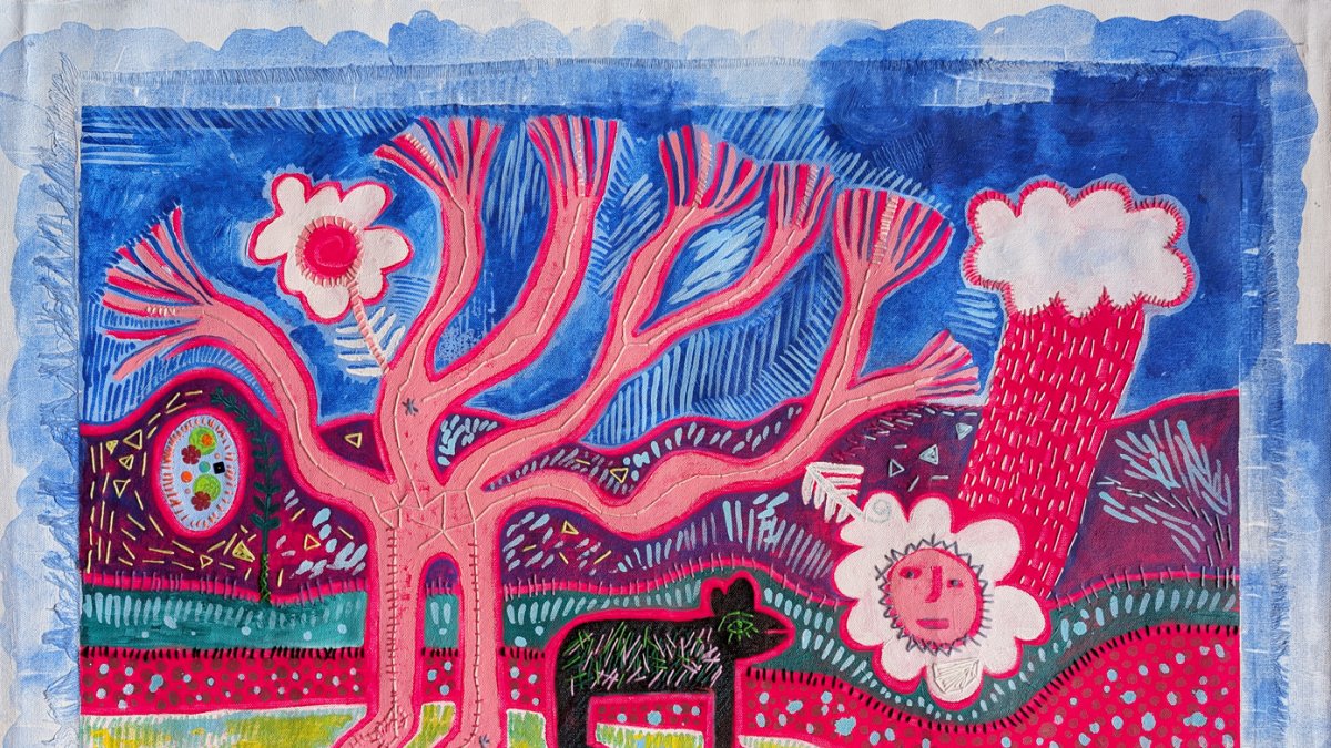 Cristina Salas trabaja con medios mixtos que incluyen dibujo, pintura, fibras, cerámica, mosaicos y objetos encontrados.