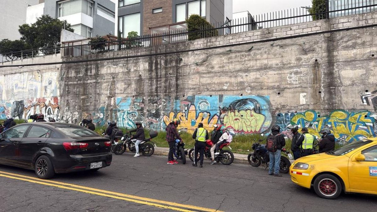 La AMT ejecuta controles a motociclistas en distintos sectores de Quito para reducir siniestros viales.