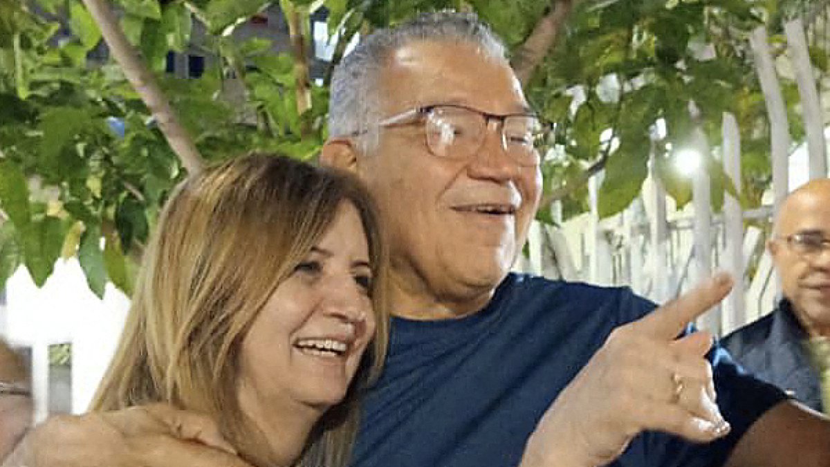 Foto cortesía de la familia Márquez muestra al ex candidato presidencialEnrique Márquez (derecha) abrazando a su esposa, Sonia Lugo, después de su liberación en Caracas el 8 de enero de 2026.