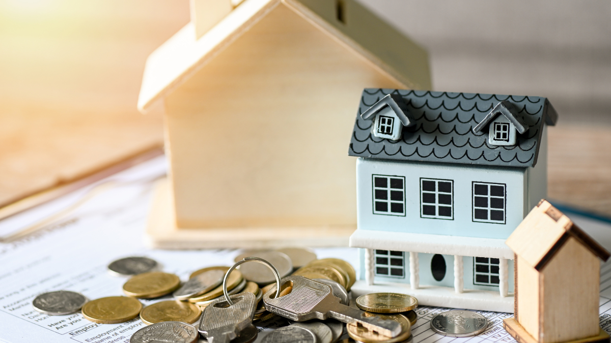Referencial.Miniaturas de casas, monedas y llaves ilustran las decisiones financieras detrás de un crédito hipotecario en Ecuador.