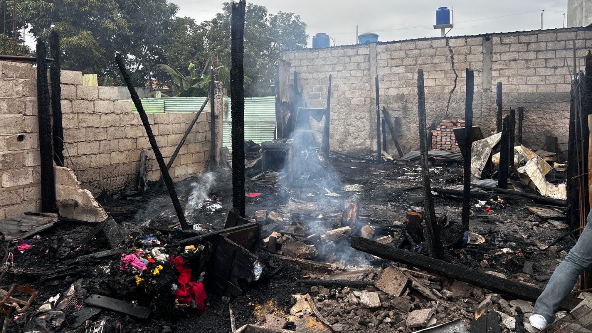 Vivienda del barrio 18 de Octubre quedó destruida tras ataque armado e incendio en Machala.