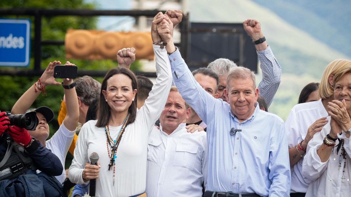 Foto del 30 de julio de 2024 de la líder opositora María Corina Machado junto al candidato presidencial Edmundo González Urrutia, durante un acto en Caracas (Venezuela).
